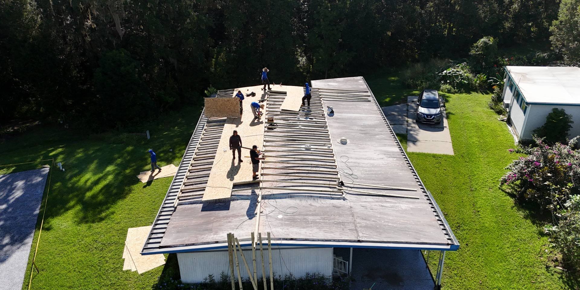Crew re-decking the roof of a manufactured home in Dade City FL