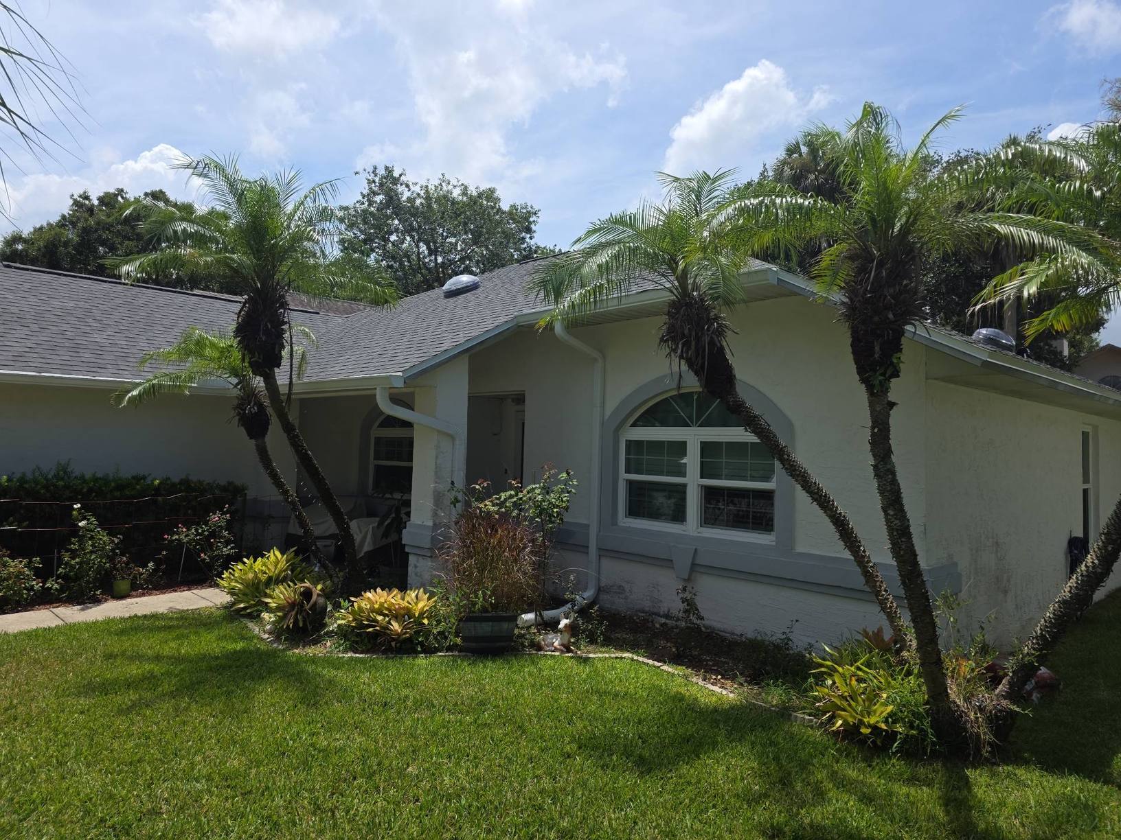 Front of the Port Orange FL home with its new Titan shingle roof