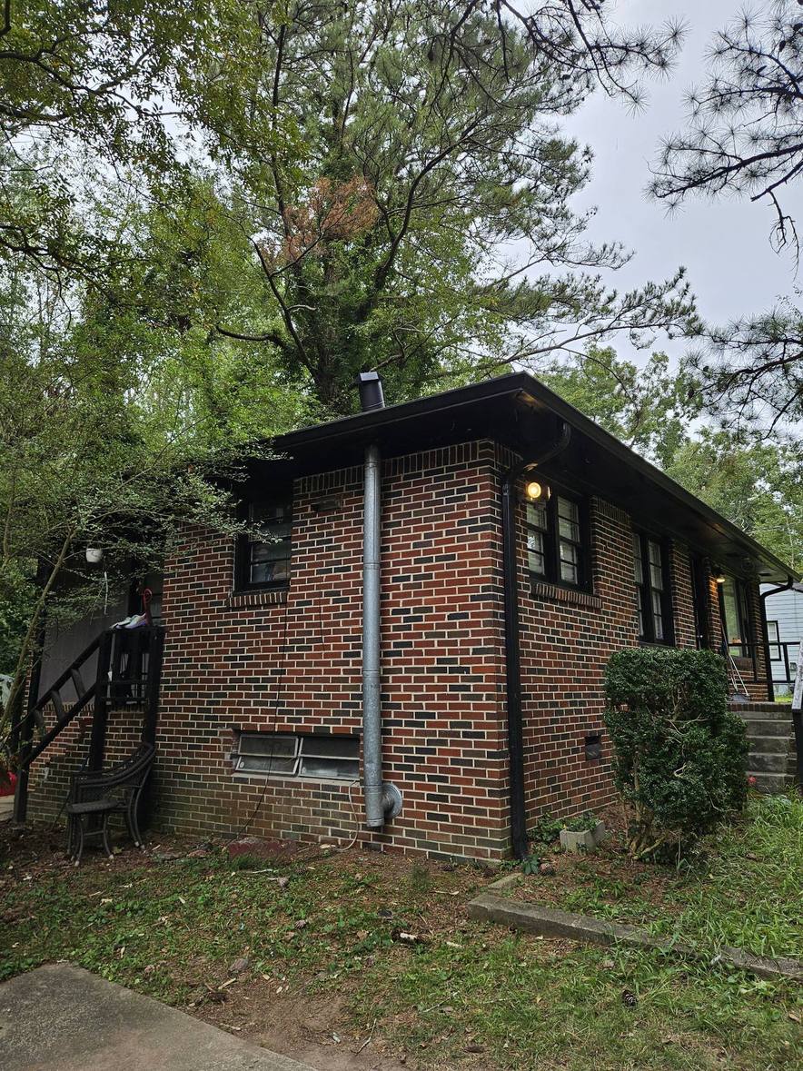 Side of the brick home in Atlanta GA with the new IKO Cambridge roof