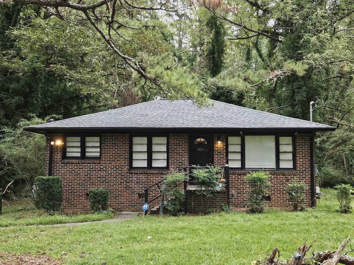 Front of the brick home in Atlanta GA with its new IKO Cambridge shingle roof